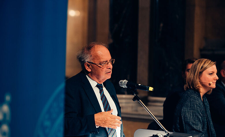 Umwelt im Gespräch Mikrobiom und Umwelt - Diskussion im NHM - Rektor Engl